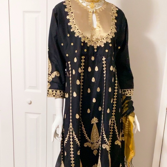 Dresses - Picture 3 of 3